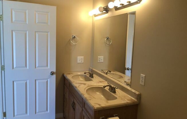 3 beds, 2.5 baths, 2,640 sqft, $1,795, Unit 526