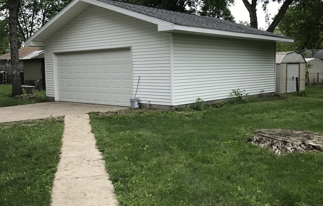 Spacious 2 Bedroom, All Utilities Included! - 3114 Grove Ave, Ames, IA 50010