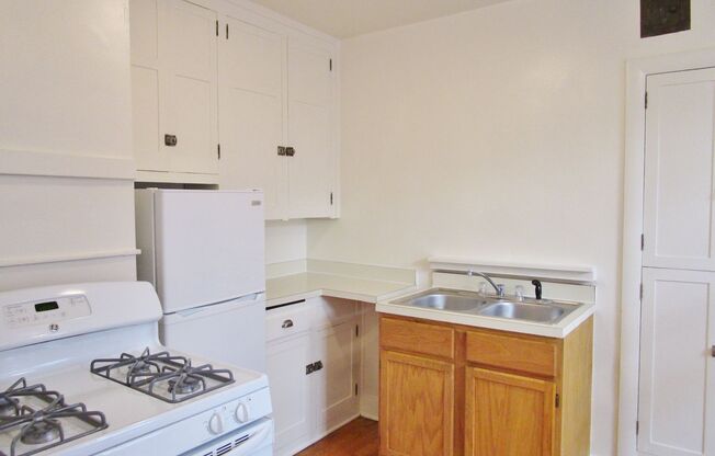 Studio, 1 bath, $1,050, Unit 04