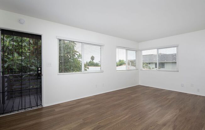 Upstairs 2BR/2BA in North Pacific Beach with W/D IN UNIT and Garage!
