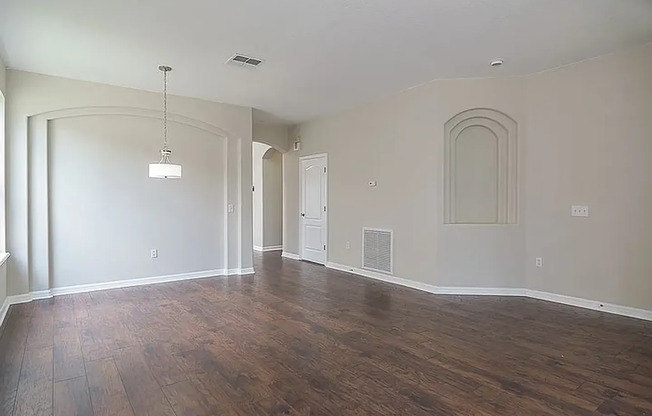 Beautiful water-view 5 bedrooms single family in Hunters Creek!