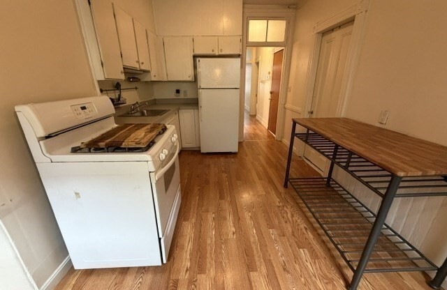 2 beds, 1 bath, 700 sqft, $3,150, Unit 2