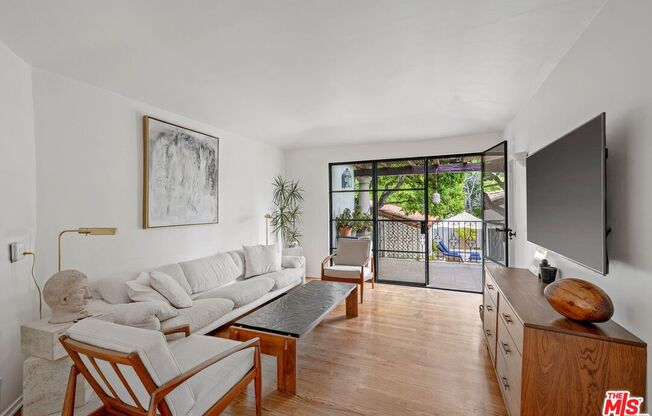 902 S HIGHLAND AVE