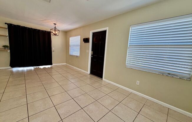 Charming 3 Bedroom 1.5 Bathroom in South Tampa!