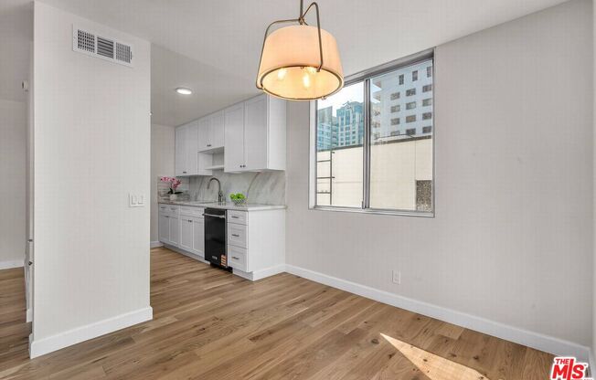 1 bed, 1.5 baths, 929 sqft, $4,100, Unit 909