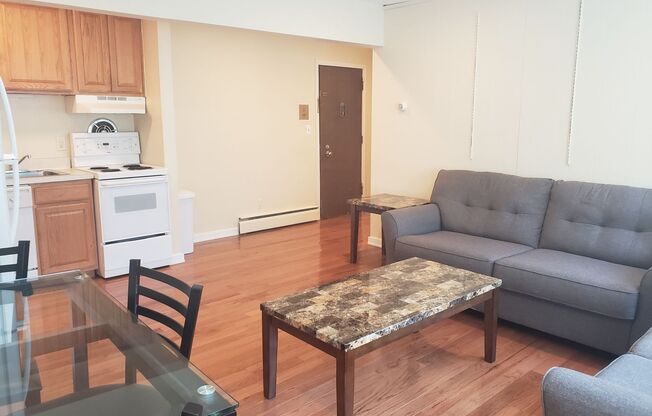 2 beds, 1 bath, 668 sqft, $2,440, Unit 06