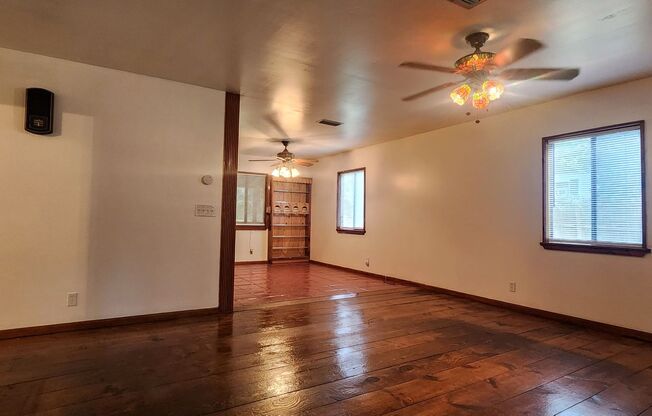 Charming 3 Bedroom, 2 Bath!