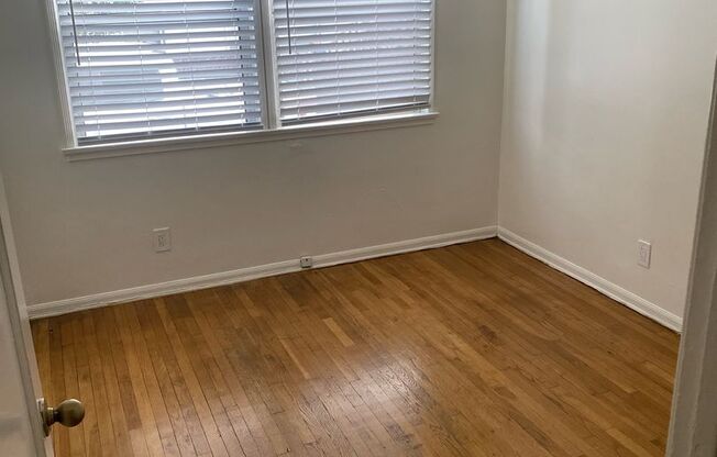 2 beds, 1 bath, 900 sqft, $3,250, Unit 2611-A Euclid St.