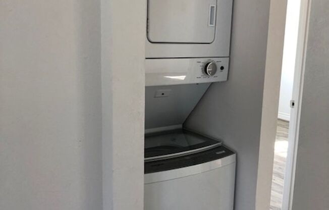 2 beds, 1 bath, 850 sqft, $2,425, Unit 4580 ½