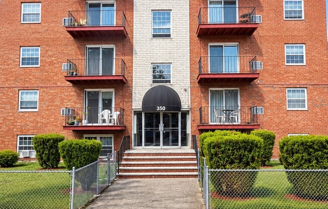 2 beds, 1 bath, 799 sqft, $2,400, Unit L2