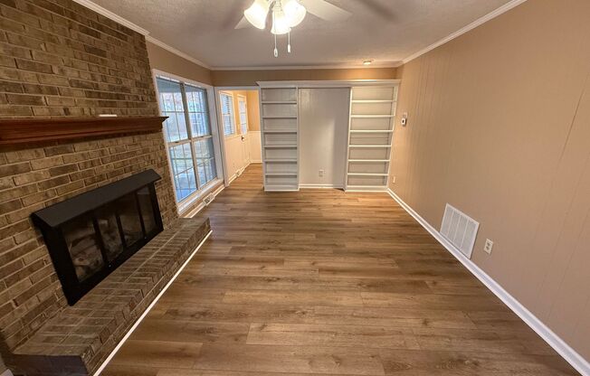 4 beds, 2.5 baths, $2,200, Unit 119 Rolling Oaks Dr