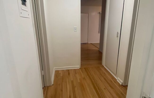 2 beds, 1 bath, 702 sqft, $2,350, Unit B15