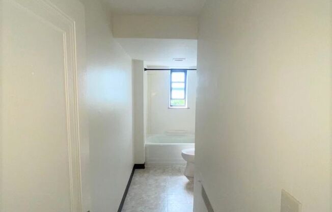 2 beds, 1 bath, 867 sqft, $1,100, Unit 307