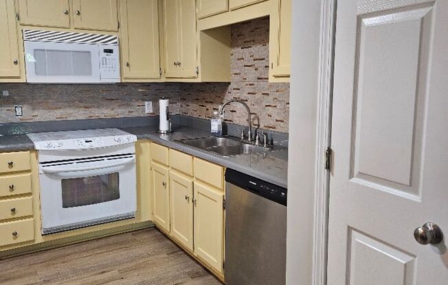 Move-In Ready 2BR/2BA Condo in Georgetown Villas – Fully Furnished!
