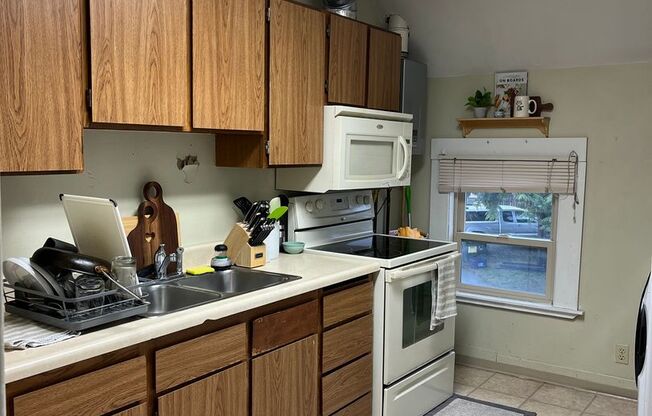 2 beds, 1 bath, $1,700, Unit #B