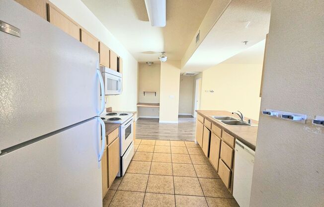 Beautiful 2 bedroom condo with garage. All appliance. Lots of Amenities