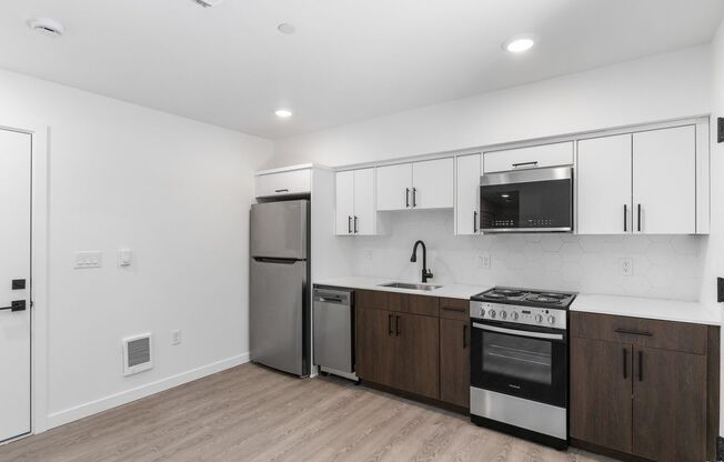 **6 WEEKS FREE RENT & $1000 Gift Card Concession Upon Move In** | New construction - Minutes from Downtown PDX