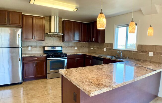 Updated TOP FLOOR 2BR/2BA FLAT! IN-UNIT LAUNDRY! DISHWASHER!