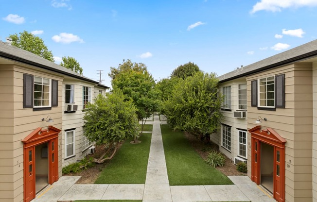 Apartments in Van Nuys large courtyard