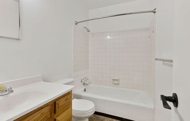 2 beds, 1 bath, $950, Unit 203