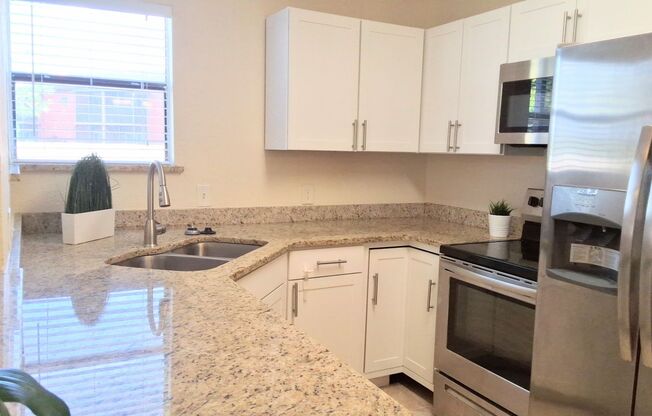 Beautiful Winter Park 2/2 Condo on the first floor x Rent in front of Full Sail !