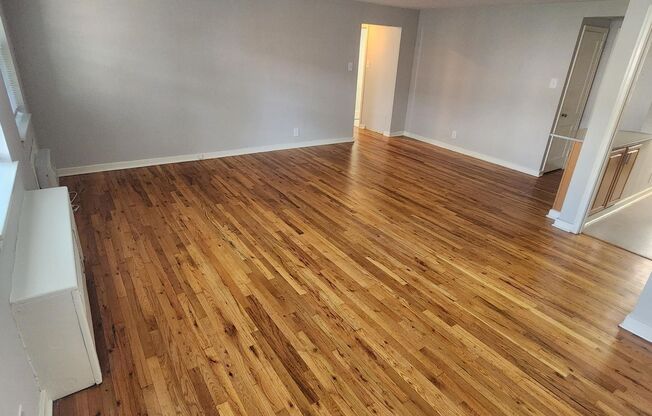2 beds, 1 bath, 897 sqft, $2,135, Unit B-07