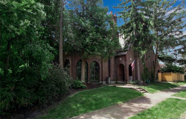320 LINCOLN PKWY