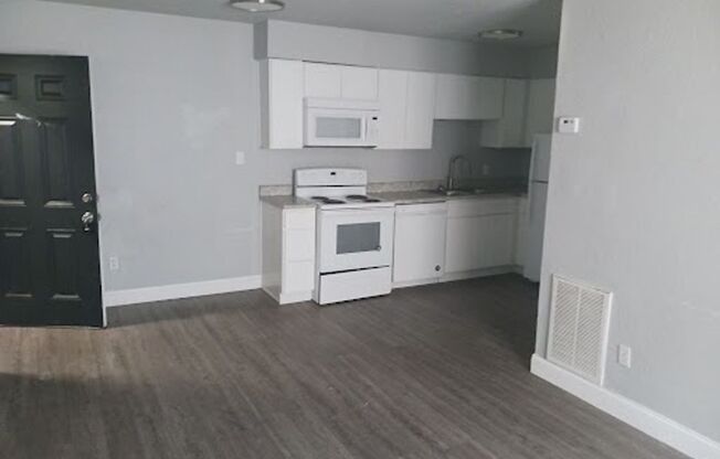 2 beds, 1 bath, 675 sqft, $1,100, Unit Unit 9