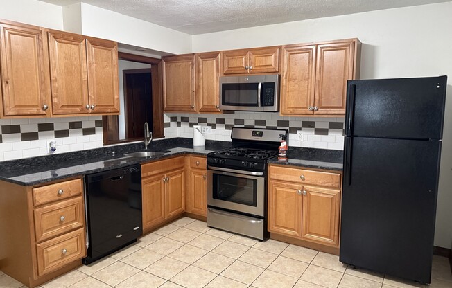 2 beds, 1 bath, $2,650, Unit 4