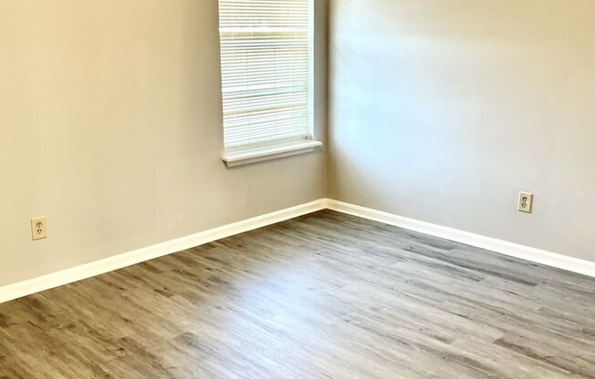 3 beds, 1 bath, 900 sqft, $850, Unit 526-204 Locher Alley