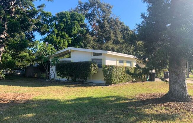 Light and Bright Two Bedroom Duplex in Gulfport