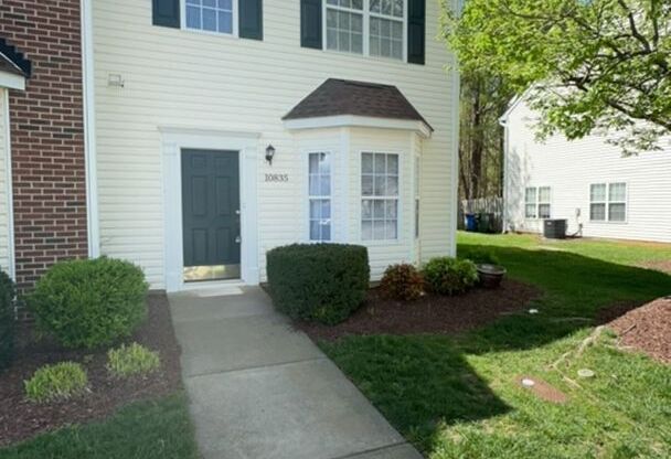 End-Unit Townhouse! Fenced-in Yard! Eat-in Kitchen with Island & Pantry! Fireplace!