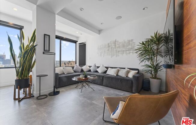 1 bed, 2 baths, 893 sqft, $4,999, Unit 1905