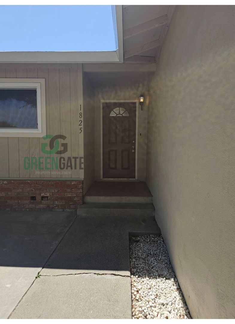 3 BEDROOM 2 BATH HOME MOVE IN READY IN MODESTO!