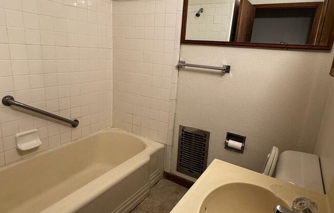 Near UNM. 3 Bedroom 2 bath