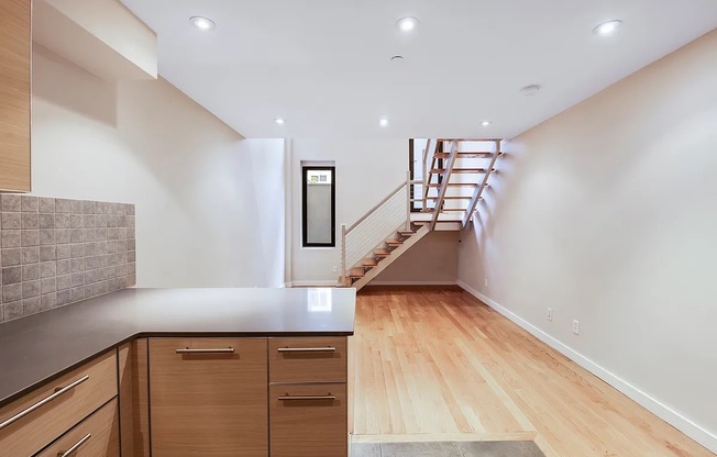 215 E 81 ST