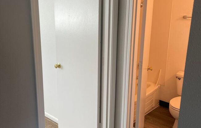 Cozy 1 Bed 1 Bath Downstairs Pet Friendly Apartment with Off Street Parking and Laundry on Site!