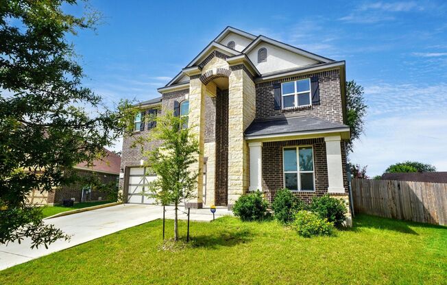 Beautiful 3-Bedroom Home with Flex Space in Universal City - Realtor Commission: $500
