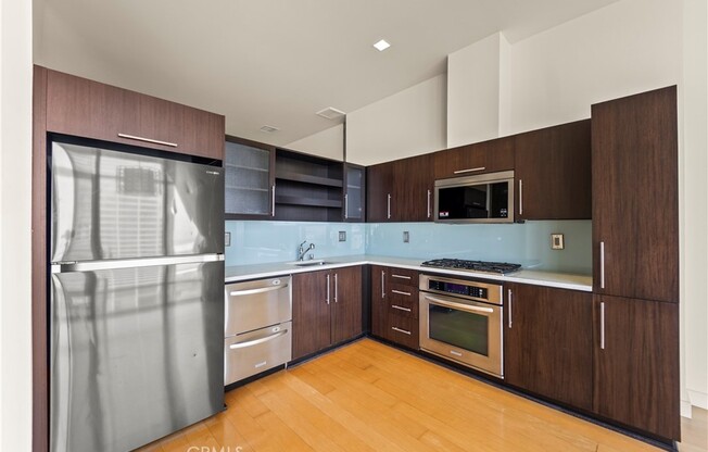 1 bed, 1 bath, 990 sqft, $3,900