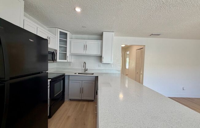 2 beds, 1 bath, 889 sqft, $1,699, Unit 10-5215