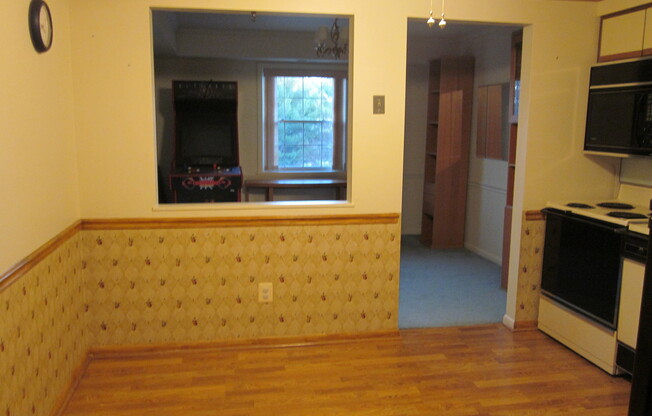 Charming 2 Bedroom/ 2 Bathroom Apartment in Mays Chapel, MD!