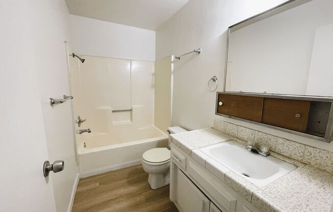 2 beds, 1 bath, $1,375, Unit Unit B