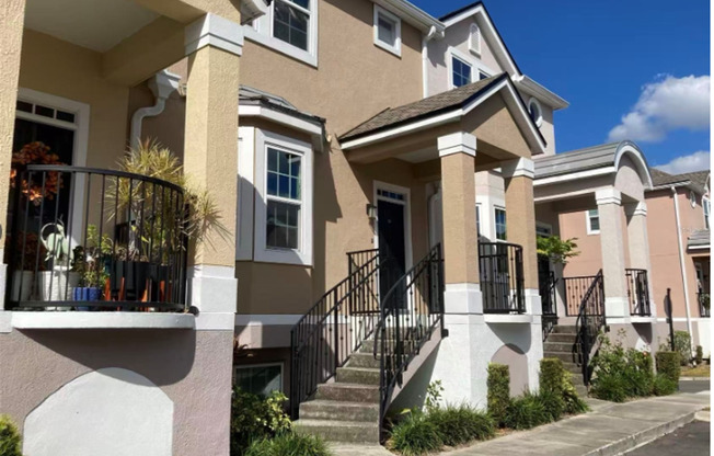 2/2.5 Townhouse Style Condo in Metrowest