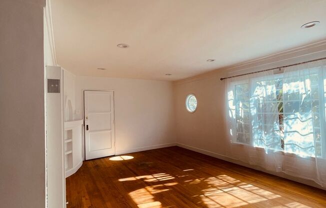 1 bed, 1 bath, 700 sqft, $2,595, Unit 3