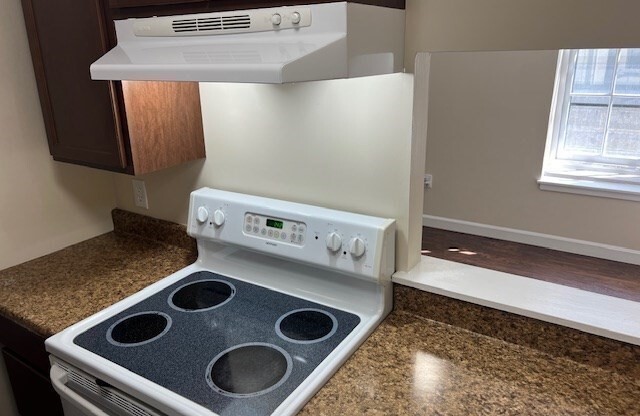 2 beds, 1 bath, 764 sqft, $2,100, Unit 1-27
