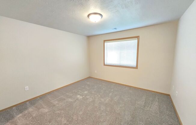 2 beds, 1 bath, 1,090 sqft, $1,230, Unit 3400 202