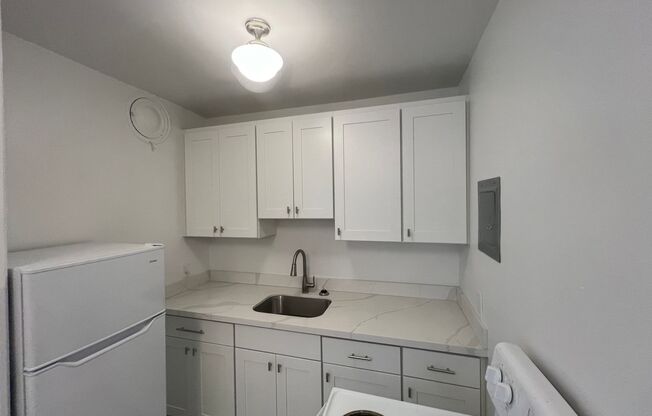 Remodeled 1BR in Lower Queen Anne w/ views of the Space Needle/skyline