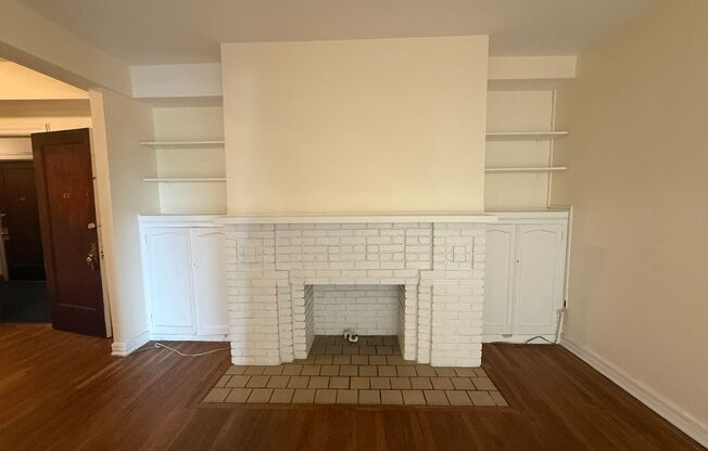 1 bed, 1 bath, 769 sqft, $1,475, Unit Old King Edward 44