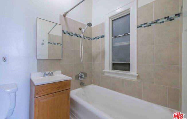 Studio, 1 bath, 306 sqft, $850, Unit C (320)