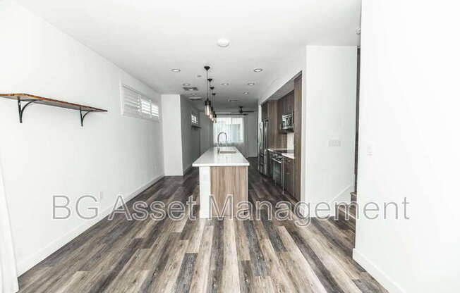 180 UPTOWN CIR